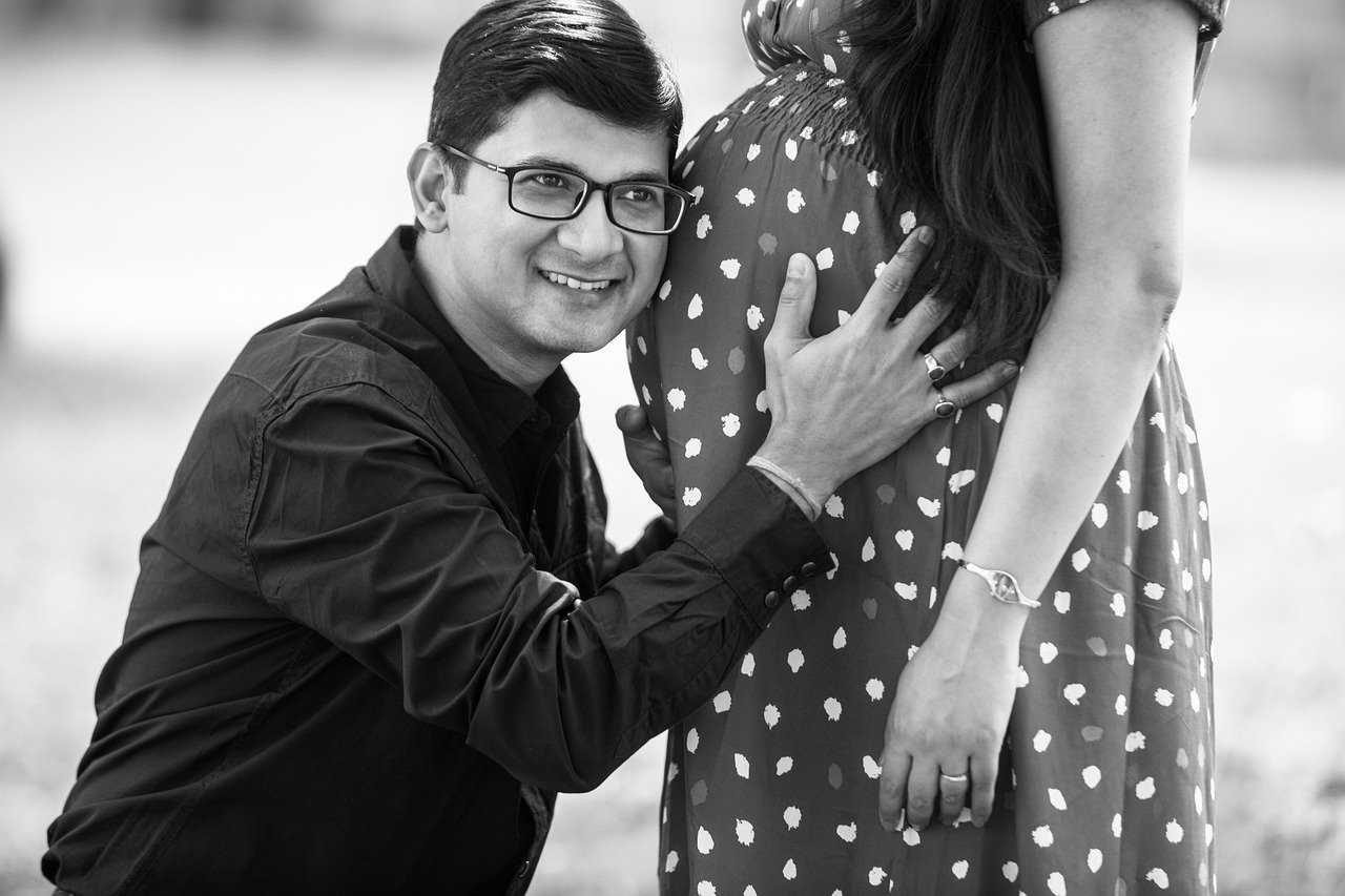 découvrez l'importance de l'implication du partenaire pendant la grossesse et l'accouchement pour un soutien émotionnel et physique optimal.