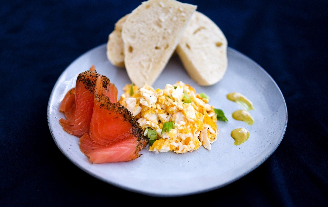 découvrez si le saumon fumé est sûr pendant la grossesse, avec des conseils pour une alimentation saine et sécurisée pour les futures mamans.
