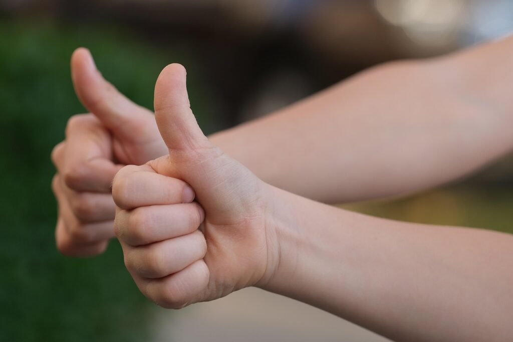 découvrez l'importance du langage corporel et comment interpréter les gestes pour mieux comprendre les émotions et intentions des autres.