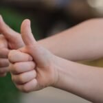 découvrez l'importance du langage corporel et comment interpréter les gestes pour mieux comprendre les émotions et intentions des autres.
