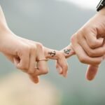 découvrez des pratiques d'intimité pour renforcer la connexion émotionnelle et physique dans vos relations.