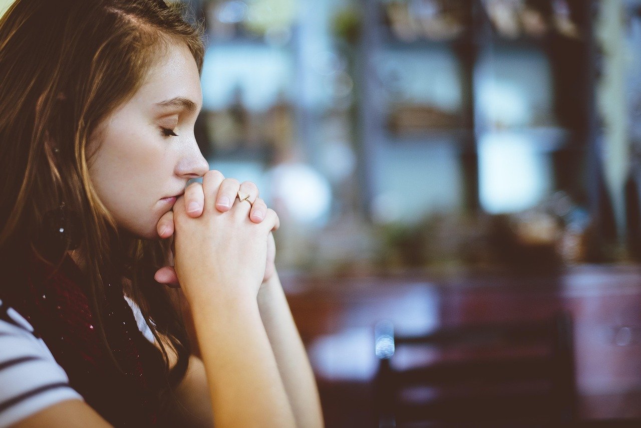 découvrez la pratique de la pleine conscience (mindfulness) pour réduire le stress, améliorer la concentration et vivre pleinement le moment présent.