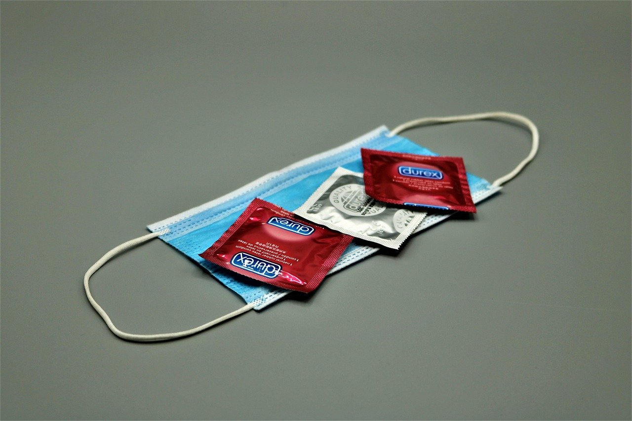 découvrez comment communiquer efficacement sur le sexe sécurisé pour renforcer la confiance, le respect mutuel et prévenir les risques liés aux infections sexuellement transmissibles.