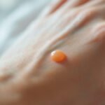 Tache orange main : causes possibles et quand s'inquiéter