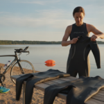 découvrez nos conseils pour bien choisir votre combinaison en néoprène adaptée au triathlon, alliant confort, performance et protection pour toutes vos compétitions.